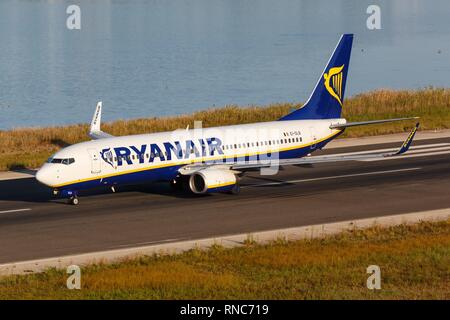 Korfu, Griechenland - 14. September 2017: Ryanair Boeing 737 am Flughafen Korfu (CFU) in Griechenland. | Verwendung weltweit Stockfoto