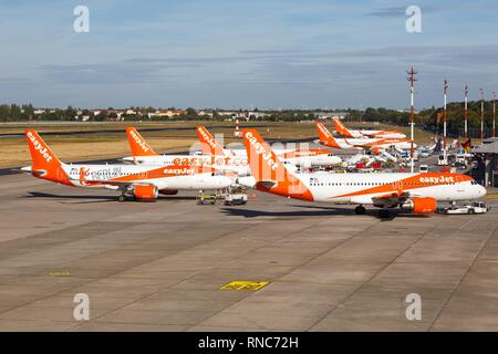 Berlin, Deutschland - 11. September 2018: Easyjet Airbus A320-Flugzeuge am Flughafen Berlin Tegel (TXL) in Deutschland. | Verwendung weltweit Stockfoto