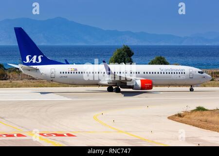 Rhodes, Griechenland - 12. September 2018: SAS Scandinavian Airlines Boeing 737 Flugzeug am Flughafen Rhodos (RHO) in Griechenland. | Verwendung weltweit Stockfoto