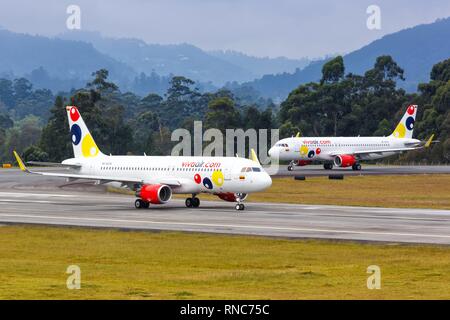 Medellin, Kolumbien - Januar 25, 2019: Vivaair Airbus A320-Flugzeuge am Flughafen Medellin (MDE) in Kolumbien. | Verwendung weltweit Stockfoto