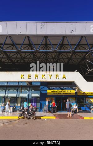 Korfu, Griechenland - 15. September 2017: Terminal am Flughafen Korfu (CFU) in Griechenland. | Verwendung weltweit Stockfoto