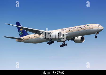 Singapur, Singapur - 29. Januar 2018: Suadi Arabian Airlines Boeing 777 am Flughafen Singapur Changi (SIN) in Singapur. | Verwendung weltweit Stockfoto