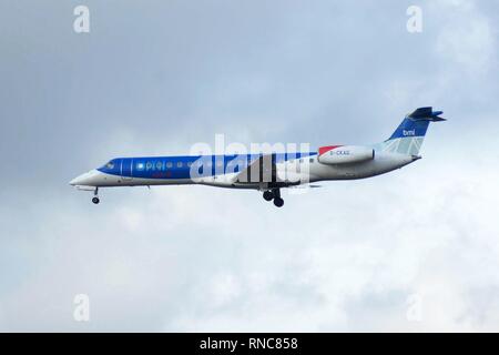 Flughafen Frankfurt am Main. Rhein-Main-Flughafen. Eine Embraer ERJ-145EP Der British-Scottish Fluglinie bmi regional, nähert sich der südlichen Start- und Landebahn. | Verwendung weltweit Stockfoto