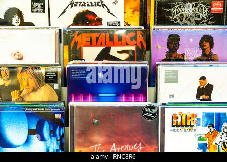 Bukarest, Rumänien - Juni 05, 2017: Schallplatte Fälle von berühmten Bands für den Verkauf in Music Store Stockfoto