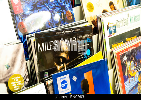 Bukarest, Rumänien - Juni 05, 2017: Schallplatte Fälle von berühmten Bands für den Verkauf in Music Store Stockfoto