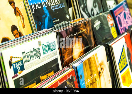 Bukarest, Rumänien - Juni 05, 2017: Schallplatte Fälle von berühmten Bands für den Verkauf in Music Store Stockfoto