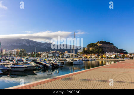 Panoramablick über Denia Hafen Marina Promenade und Schloss Stockfoto