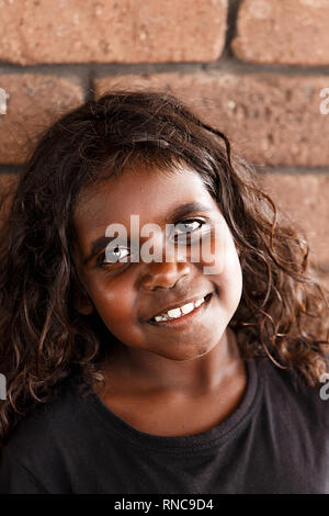 Darwin, Australia-October 05,2018: Australische aborigine Mädchen genießt eine Familie Mahlzeit in einem lokalen Restaurant, Darwin-Australia Stockfoto