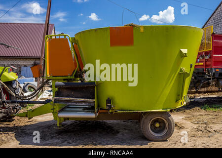 Trailer für das Mischen und die Verteilung von Futtermitteln für Kühe. Notwendige Ausrüstung für eine Molkerei. Stockfoto