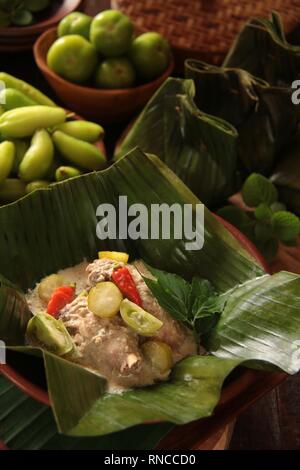 Garang Asem Ayam. Traditionellen javanischen Schüssel, würzige Chicken Curry im Bananenblatt Beutel. Stockfoto