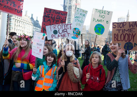 LONDON, UK, 15. Februar 2019: Demonstranten mit Transparenten an einer Jugend Klima März Stockfoto