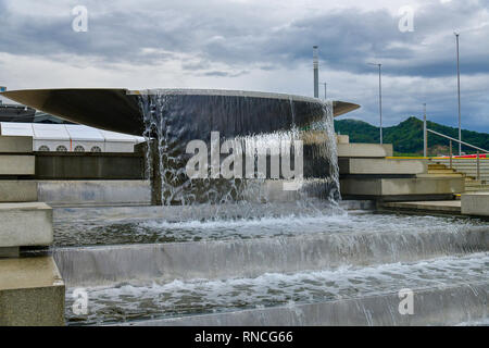 Fließt das Wasser aus der Schale des Brunnens in Sotschi, Russland Stockfoto