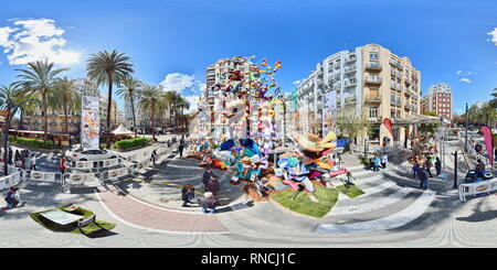 360 Grad Panorama Ansicht von 360º-Ansicht eines Fallas de Valencia. Kunstdenkmäler in den Straßen von Valencia angebaut und traditionell auf San José Tag verbrannt