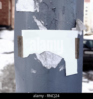 Ragged leeres Blatt auf einem alten Zaun. Abstrakt Hintergrund Stockfoto