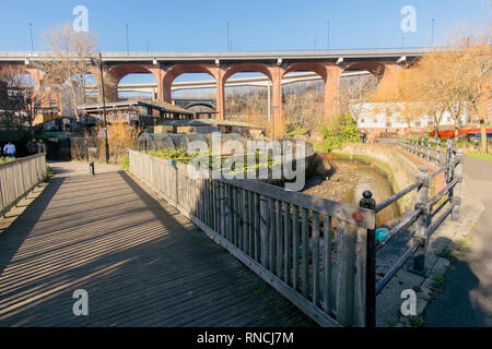 Ein Blick auf byker Brücke und der U-Bahn Brücke von ouseburn Tal, Newcastle upon Tyne Stockfoto