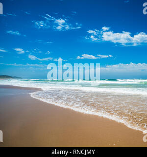 Gelb Sand Strand, dem Meer und den tiefblauen Himmel. Stockfoto