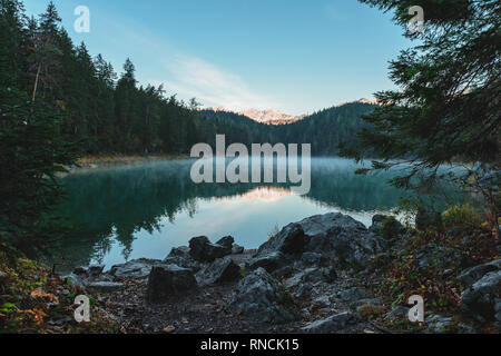 Schöne Landschaft mit einem Eibsee in den Bergen in den Bayerischen Alpen am Morgen, Deutschland, Europa Stockfoto