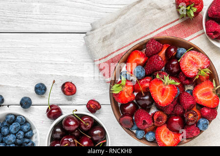 Frische Früchte und Beeren in eine Schüssel mit Joghurt oder Chia Pudding. Gesunde vegetarische Frühstück. Ansicht von oben mit der Kopie Raum Stockfoto