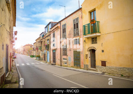 Peastum, Italien - 3.02.2019: Straße mit Wohnhäusern im Stadt Paestum, Cilento in Italien Stockfoto