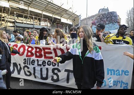 Mailand, 16. Februar 2019, Demonstration gegen die Politik der Regierung der Kriminalisierung für Zuwanderer, die "Dekret" von Salvini, Minister des Innern und gegen die Umwandlung der CPA, Zentren der erste Empfang in der Herz-Lungen-Wiederbelebung, Zentren für die Rückführung. Stockfoto