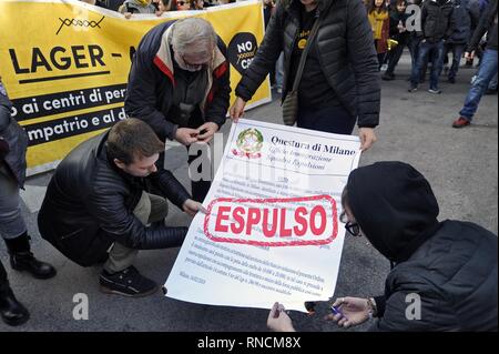 Mailand, 16. Februar 2019, Demonstration gegen die Politik der Regierung der Kriminalisierung für Zuwanderer, die "Dekret" von Salvini, Minister des Innern und gegen die Umwandlung der CPA, Zentren der erste Empfang in der Herz-Lungen-Wiederbelebung, Zentren für die Rückführung. Stockfoto