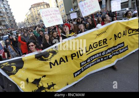 Mailand, 16. Februar 2019, Demonstration gegen die Politik der Regierung der Kriminalisierung für Zuwanderer, die "Dekret" von Salvini, Minister des Innern und gegen die Umwandlung der CPA, Zentren der erste Empfang in der Herz-Lungen-Wiederbelebung, Zentren für die Rückführung. Stockfoto