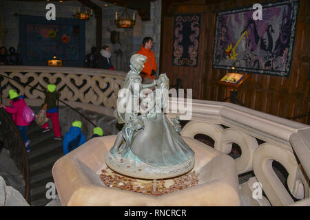 Frankreich, Paris - 28. Februar 2016 - Es war einmal... Statue von Princess Aurora und Prinz Philip, in Bronze, im Inneren der Burg Disneyland Stockfoto