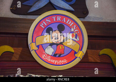 Frankreich, Paris - 28. Februar 2016 - Plakette der Mickey Mouse unterzeichnen, in einem der vielen Souvenirläden, in den Disneyland Park, Paris Stockfoto