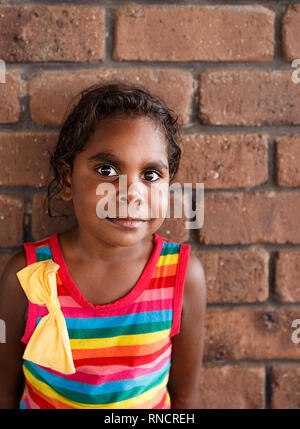 Darwin, Australia-October 05,2018: Australische aborigine Mädchen genießt eine Familie Mahlzeit in einem lokalen Restaurant, Darwin-Australia Stockfoto