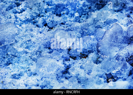 Die hübsche kleine Eiszapfen im bläulichen Licht im Winter Wolken Stockfoto