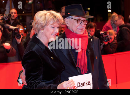 Monika Grütters, Beauftragte der Bundesregierung für Kultur und Medien mit Festivaldirektor Dieter Kosslick bei der Preisverleihung auf dem roten Teppich Stockfoto