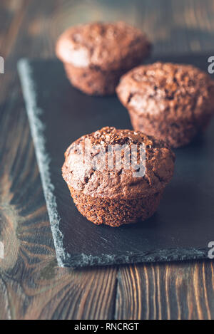 Chocolate Muffins auf den schwarzen Stein board Stockfoto