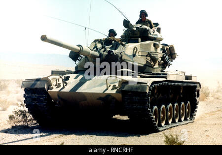 Zwei Marine M-60A1 Panzer aus dem 3. Tank Bataillon nach unten bewegen Sie die Straße in Richtung Ziel während einer Übung auf der Marine Corps Air Ground Combat Center. Stockfoto