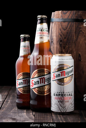 LONDON, Großbritannien - 06 Februar, 2019: Glas und Aluminium können von San Miguel Lagerbier neben Holzfass. Die San Miguel Bier der Marke ist die Lea Stockfoto
