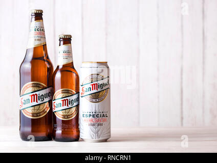 LONDON, Großbritannien - 06 Februar, 2019: Flasche und Aluminium können von San Miguel Bier Bier auf Holz- Hintergrund. Die San Miguel Bier der Marke ist der führende Br Stockfoto