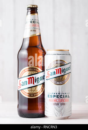 LONDON, Großbritannien - 06 Februar, 2019: Flasche und Aluminium können von San Miguel Bier Bier auf Holz- Hintergrund. Die San Miguel Bier der Marke ist der führende Br Stockfoto