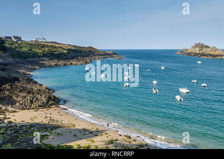 Frankreich, Ille et Vilaine, Cote d'Emeraude (Smaragdküste), Cancale, Pointe du Grouin, cove Blick von der Küste weg GR 34 // Frankreich, Ille-et-Vilaine (35 Stockfoto