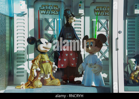 Frankreich, Paris - Februar 27.2016 - Schaufenster der einen Shop mit Disney Figuren gekleidet, wie Star Wars im Dorf im DisneyLand, Paris Stockfoto