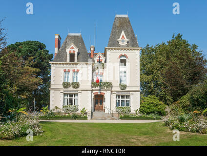 Frankreich, Ille et Vilaine, Cote d'Emeraude (Smaragdküste), Cancale, Rathaus // Frankreich, Ille-et-Vilaine (35), Côte d'Émeraude, Cancale, la Mairie Stockfoto