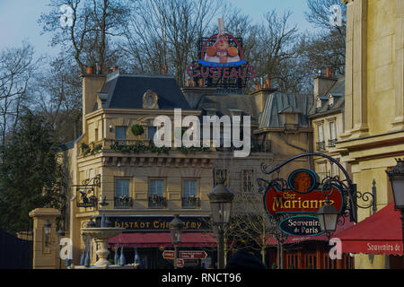 Frankreich, Paris - Februar 27.2016 - Blick auf einen Teil von La Place de Remy in den Disney Studios, Paris. Von einem Pariser Nachbarschaft inspiriert, Stockfoto