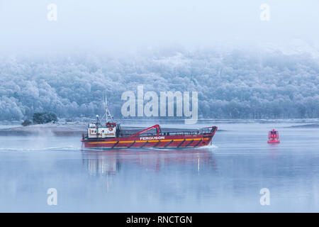 Ferguson Transport & Versand Schiff Ernte Anne Autofahren an einem kalten Wintermorgen mit Frost und Nebel in Corpach, Fort William, Schottland im Februar Stockfoto