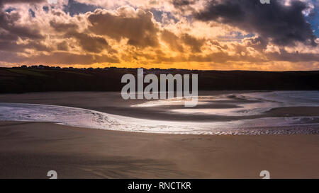 Einen herrlichen Blick auf den Sonnenuntergang über Crantock Strand bei Ebbe in Newquay Cornwall. Stockfoto