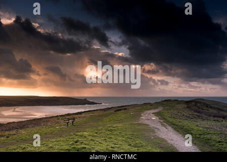 Ein dramatischer Sonnenuntergang über Pentire Point East in Newquay Cornwall. Stockfoto