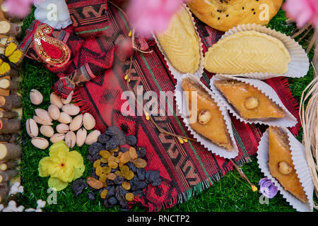 Schwarz, Weiß Rosinen Rosinen. shecurbura. Gewachsen. Shorgogal, ein traditionelles herzhaftes Gebäck aus Aserbaidschan, auf einem weißen Hintergrund. Aserbaidschanisch Stockfoto