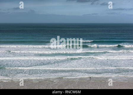 Ankommenden Wellen bei Watergate Bay in Cornwall. Stockfoto