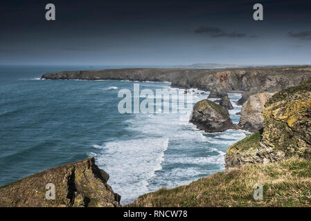 Die spektakuläre Küste von Carnewas an Bedruthan Steps auf der nördlichen Küste von Cornwall. Stockfoto