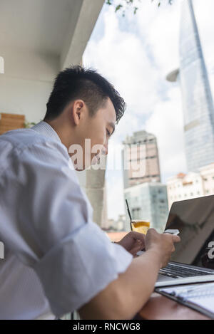 Asiatische Geschäftsmann mit Smartphone Stockfoto