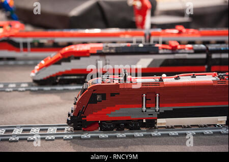 Bahnhof Kunststoff Modell mit roten Züge auf die Schiene Stockfoto