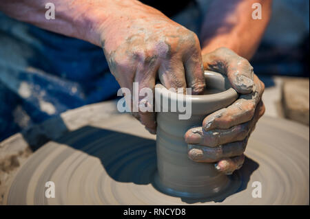 Töpfer bei der Arbeit auf Keramik Rad (Nahaufnahme, Hände und grauen Ton) Stockfoto