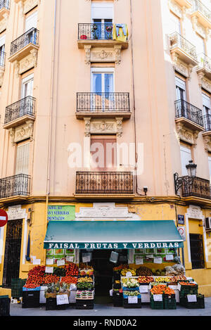 Valencia, Spanien - 16. Februar 2019: Obst und Gemüse Laden in einem touristischen Straße im Stadtteil Ruzafa Nachbarschaft. Stockfoto